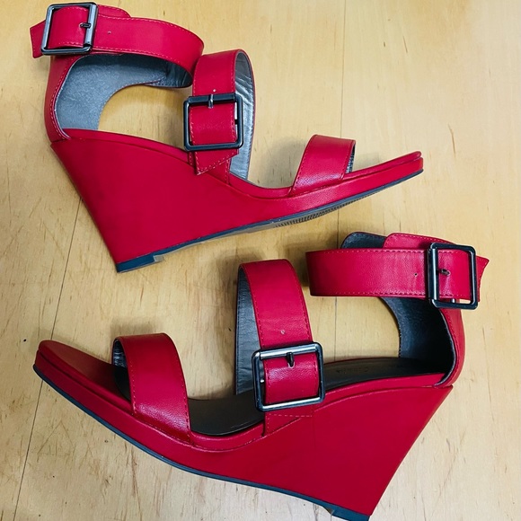 Red summer shoes, new, size 9. - Picture 4 of 9
